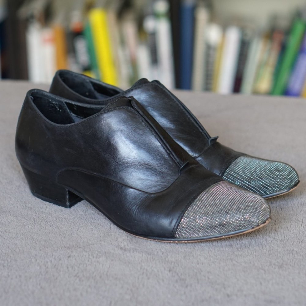 Dolce Vita leather shoe with metal detail on toe